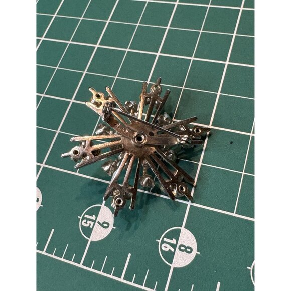 Vintage Rhinestone Snowflake Brooch Silver Tone Sparkly & Elegant 1.5" Wide Grea - Picture 2 of 3